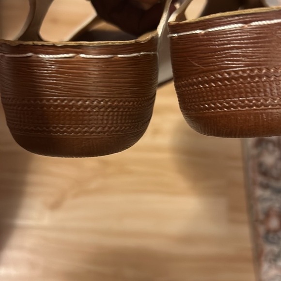 EUC,WHITE sandals,size 8M,worn once,very lightweight,faux LEATHER, Velcro strap - Picture 8 of 13